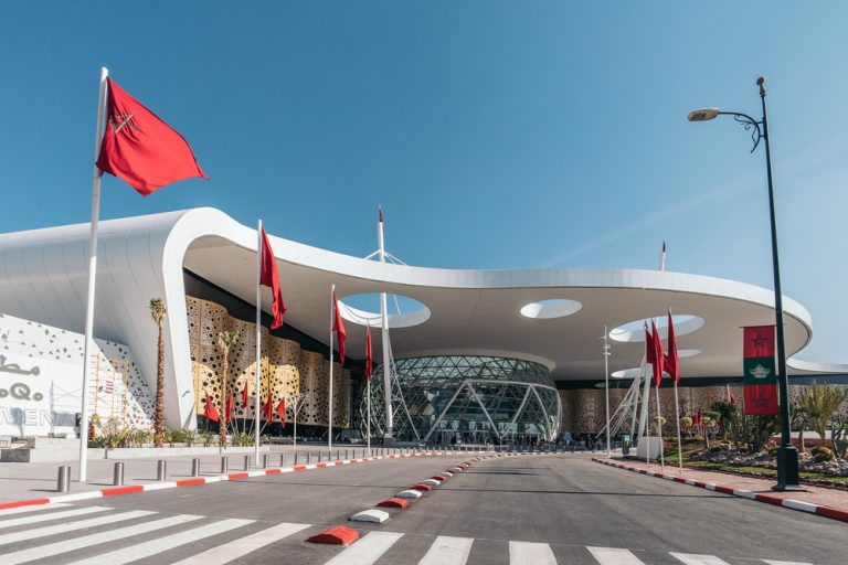 Transfert privé aéroport Marrakech Ménara vers hôtel - Service chauffeur avec pancarte